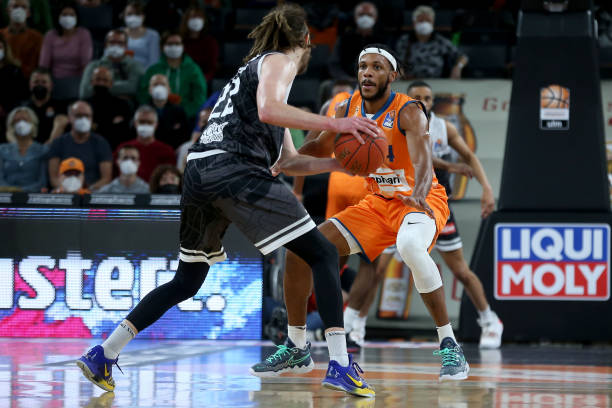 又能在中场 又能在中场